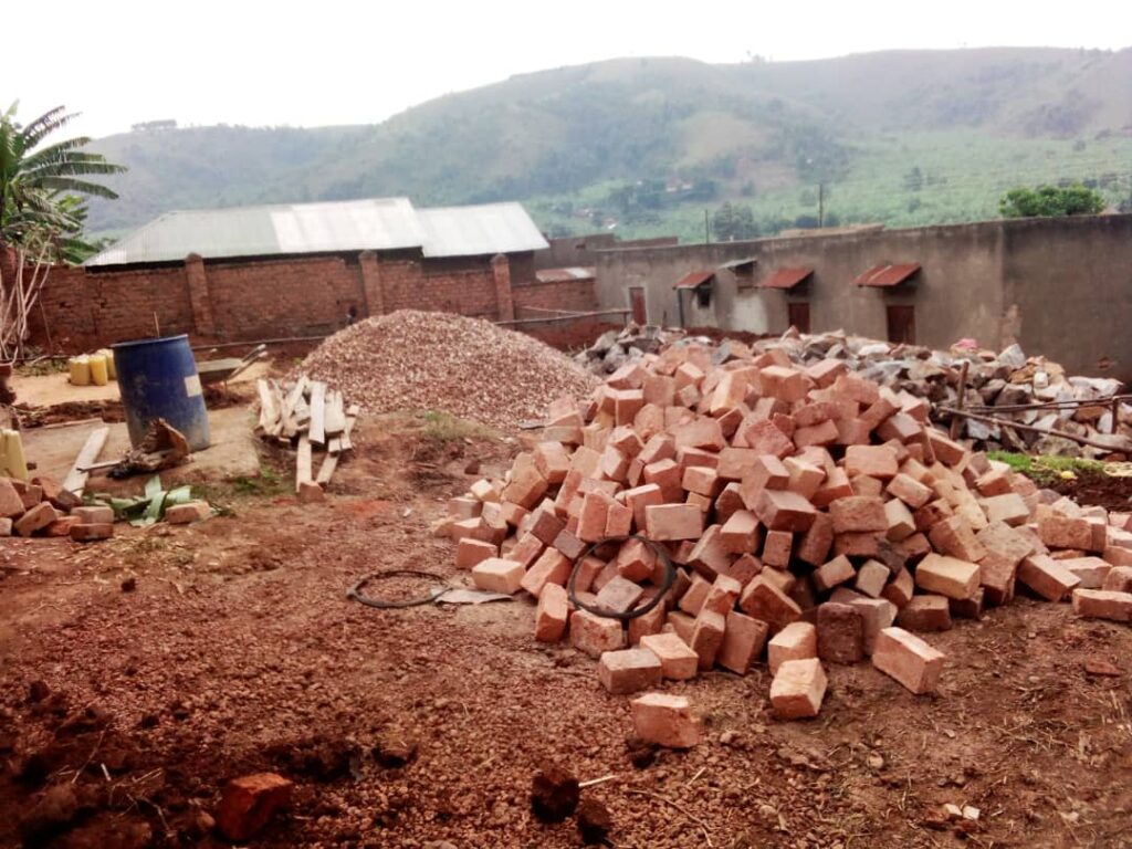 Bauarbeiten der „Die TANTEN Lodge“ in Rushooka/Uganda