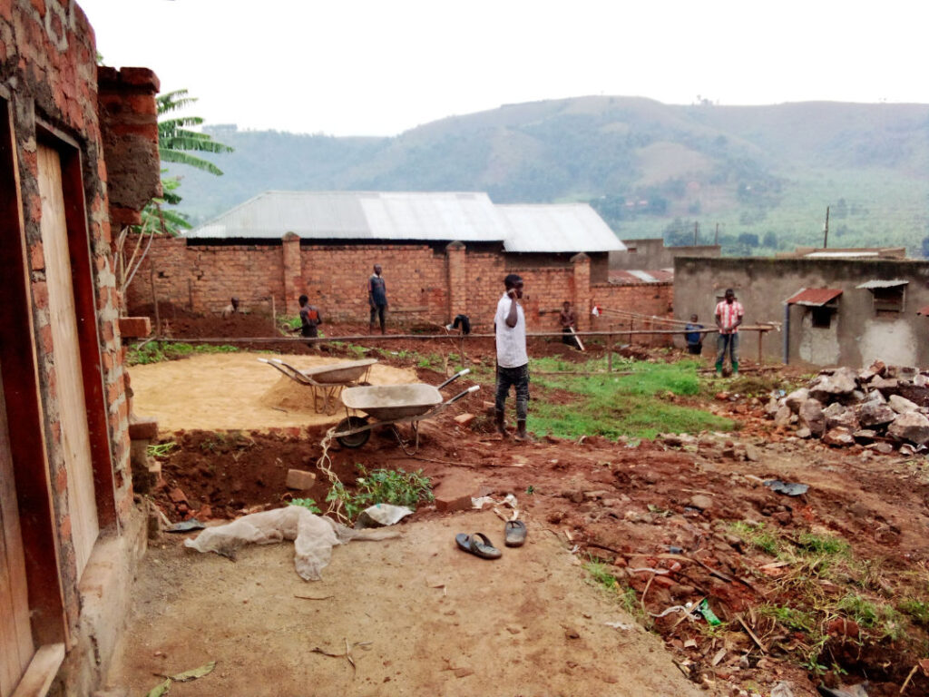 Bauarbeiten der „Die TANTEN Lodge“ in Rushooka/Uganda
